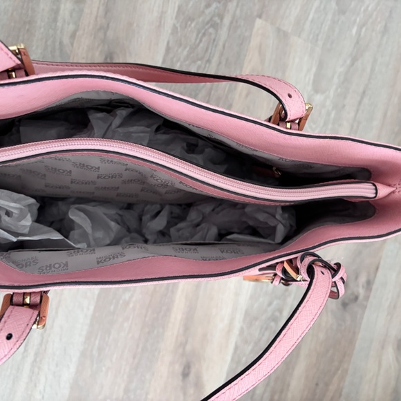 Michael Kors Jetset Multifunction Pocket Leather Tote in Pink - Picture 7 of 11